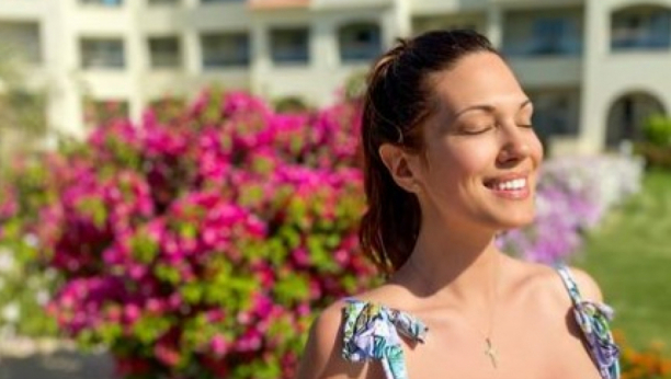 OVAKVU JE DO SADA NISMO UPOZNALI Nina Radulović se skinula u minijaturni kupaći, a komentari samo pljušte (FOTO)