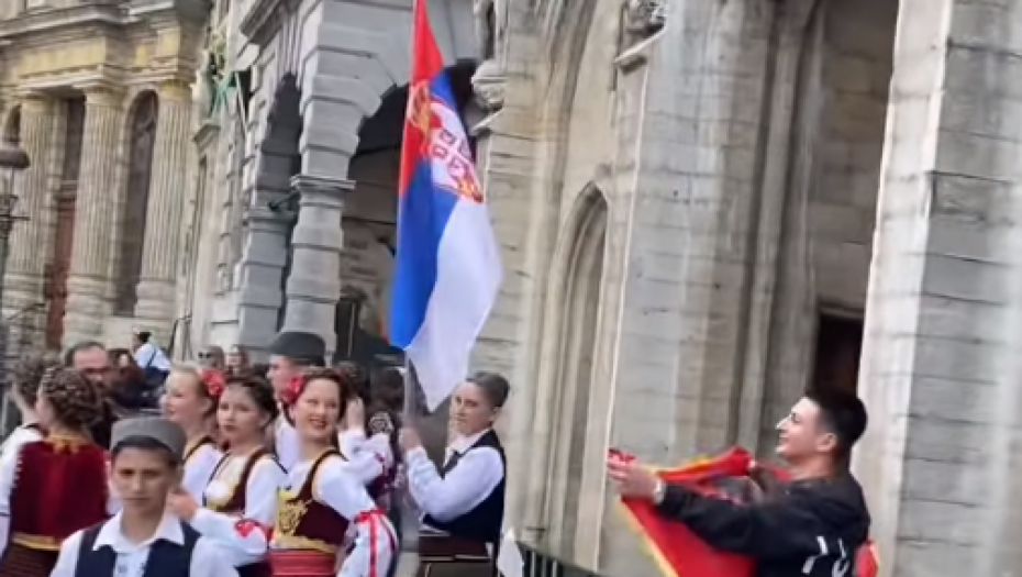 BRUKA U SRCU EVROPE Srpska deca rasterana sa trga u Briselu, dva Albanca došla da ih provociraju (VIDEO)