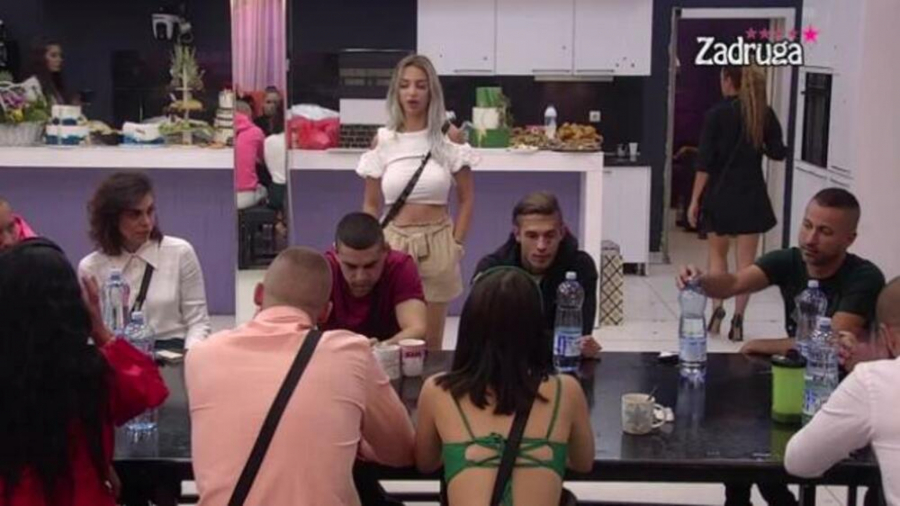 DALILA USTALA DA BRANI DEJANA! Opšti haos u Zadruzi nakon što je Huso poslao poklone Dragojeviću i ćerki, Aleks besna kao ris