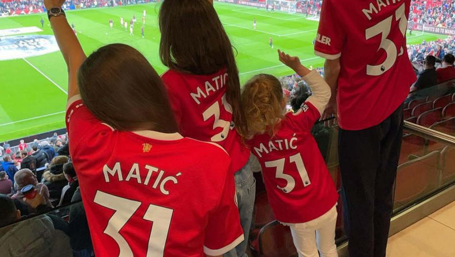 VEČE EMOCIJA NA OLD TRAFORDU Matićeva žena poslala jaku poruku nakon ovacija njenom suprugu (FOTO)