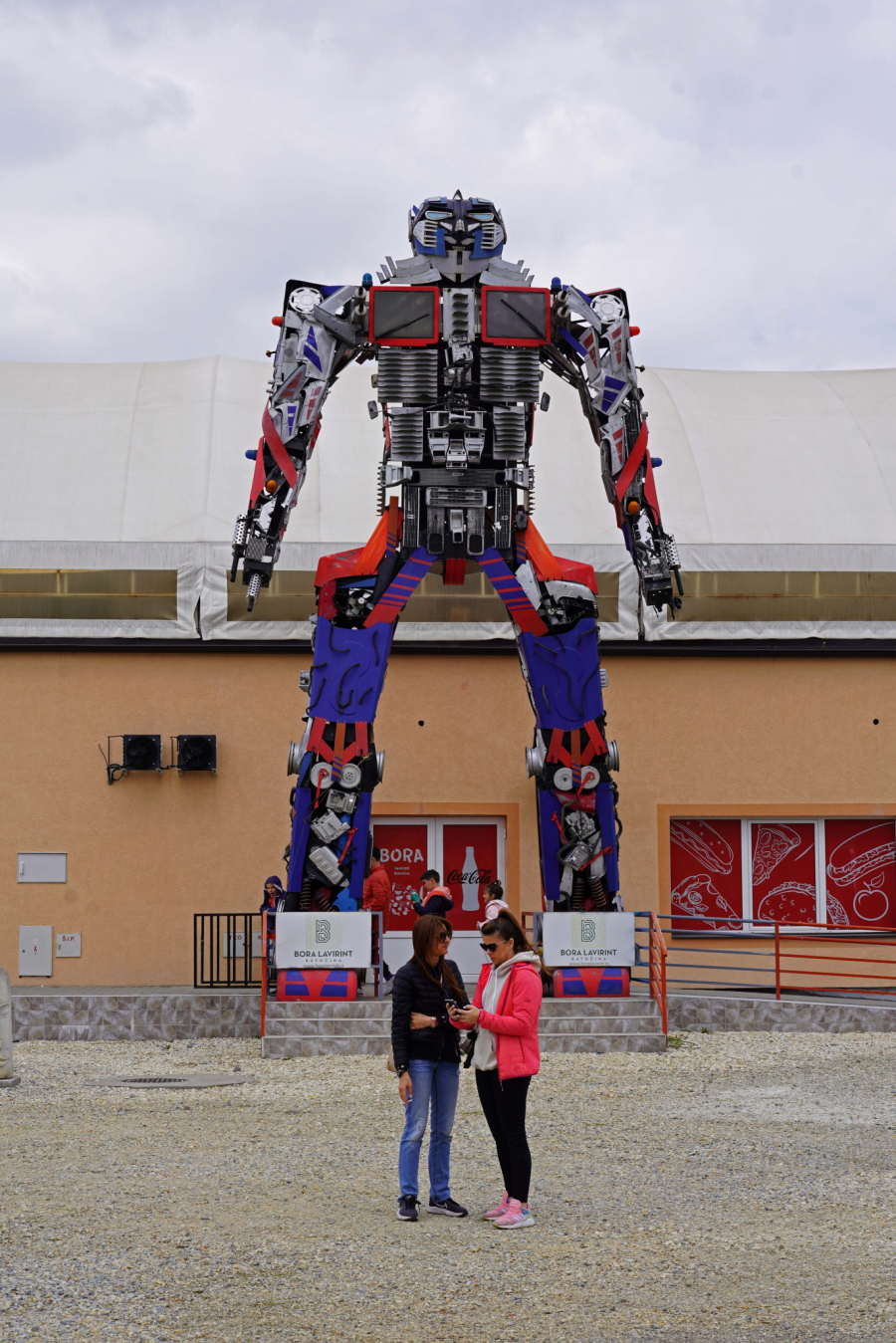 IZAŠLI SMO IZ LAVIRINTA Alo! u poseti nesvakidašnjem zabavnom parku u Batočini, jedinstvenom na Balkanu, koji privlači i decu i starije