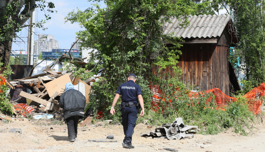 MUŠKARAC SE POLIO BENZINOM U BEOGRADU Zapalio se jer hoće da mu uzmu baraku?