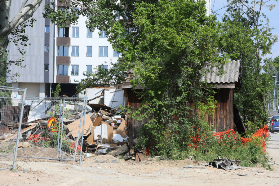 MUŠKARAC SE POLIO BENZINOM U BEOGRADU Zapalio se jer hoće da mu uzmu baraku?