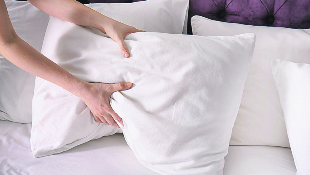 Uštedite vreme i energiju: Super trik za čišćenje jastuka