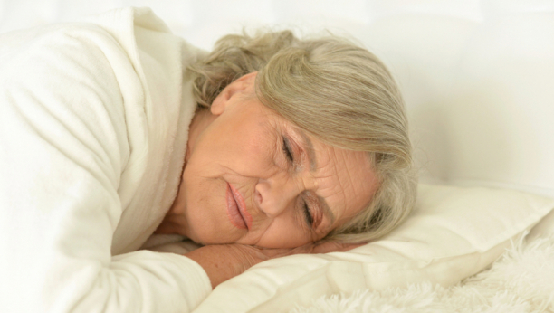 ZAŠTO STARIJI LJUDI MANJE SPAVAJU? Naučnici su konačno dokazali koliko sna je potrebno u poznim i srednjim godinama, sve ostalo može da stvori probleme!