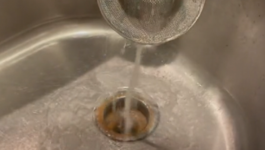 PROVERENO RADI Sipajte ovu smesu u sudoperu i odvod će za 10 minuta biti potpuno očišćen