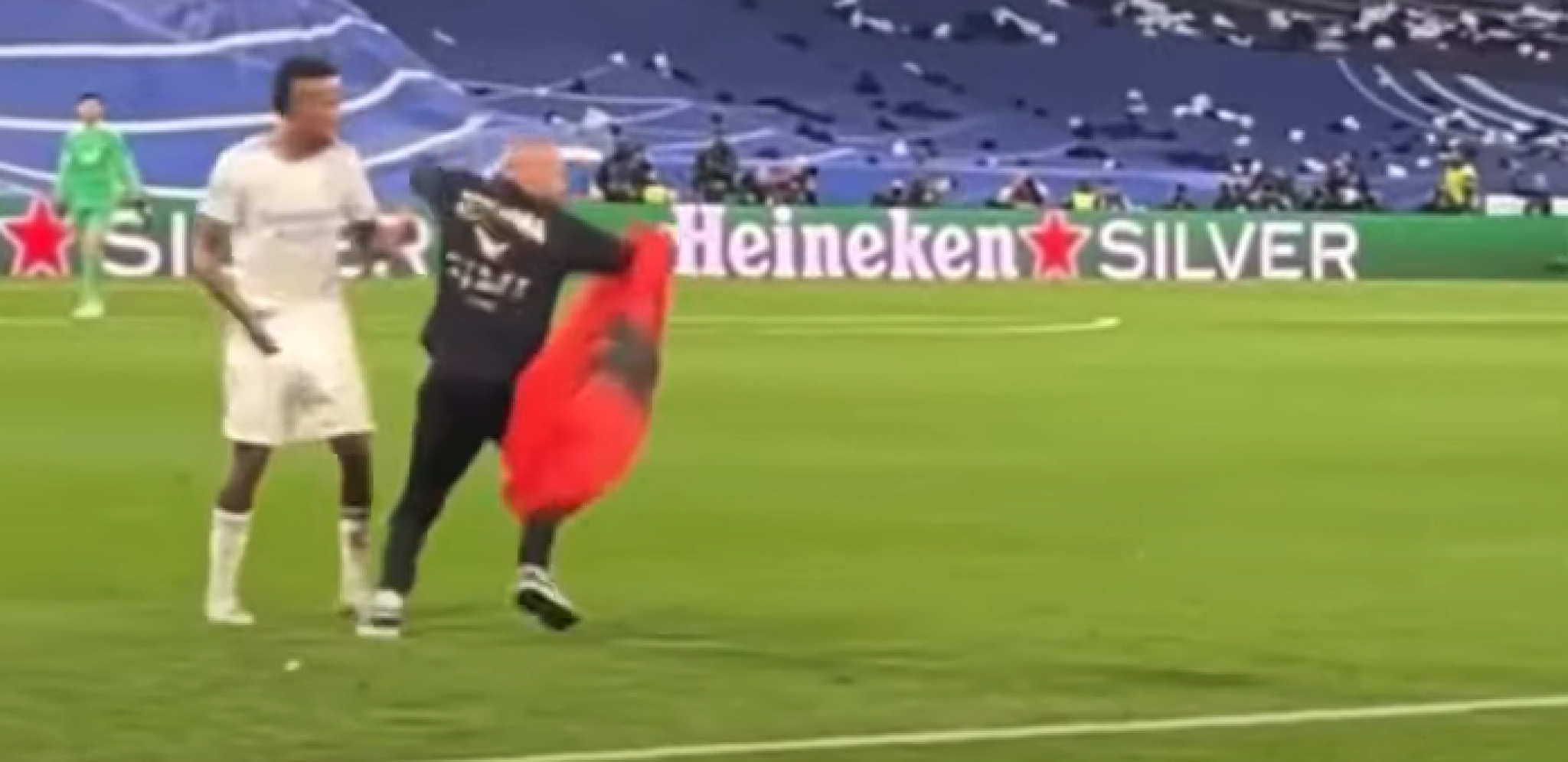 SKANDAL SVETSKIH RAZMERA Procurio do sada neobjavljeni snimak, pogledajte kako je albanski provokator prekinuo meč Reala i Mančester sitija (VIDEO)