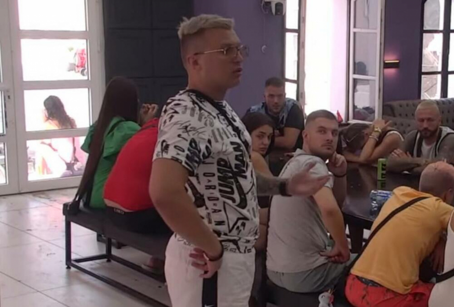 BRIZNUO U PLAČ Stefan Mensuru sasuo sve u lici, Ajdarpašić zaplakao (FOTO)