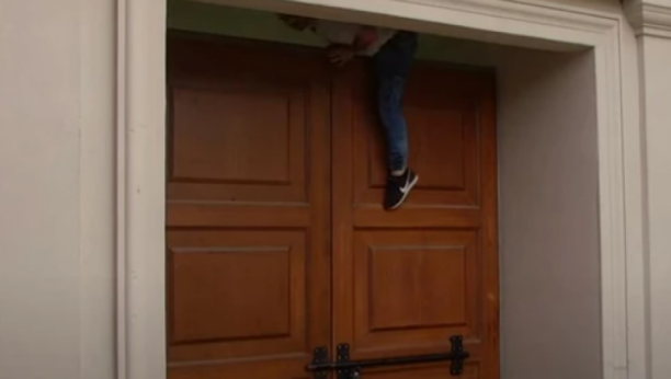 PONOVO BEŽI IZ ZADRUGE Bebica doživeo pomračenje zbog Miljaninih reči, pa kao od šale preskočio ogradu