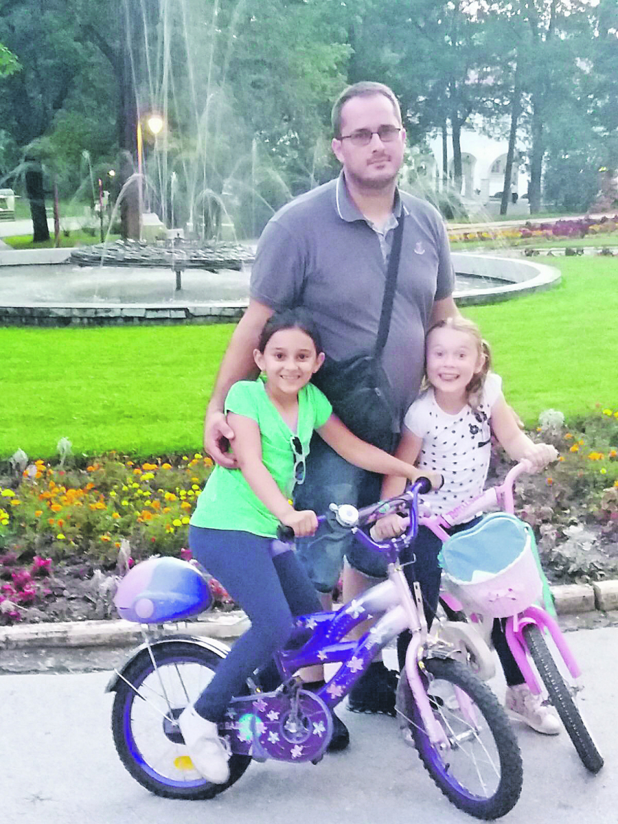 STRAŠNO! Očajni otac kome je bivša žena odvela ćerke pre tri godine praznike je proveo u suzama: Da još jednom zagrlim decu, pa da umrem