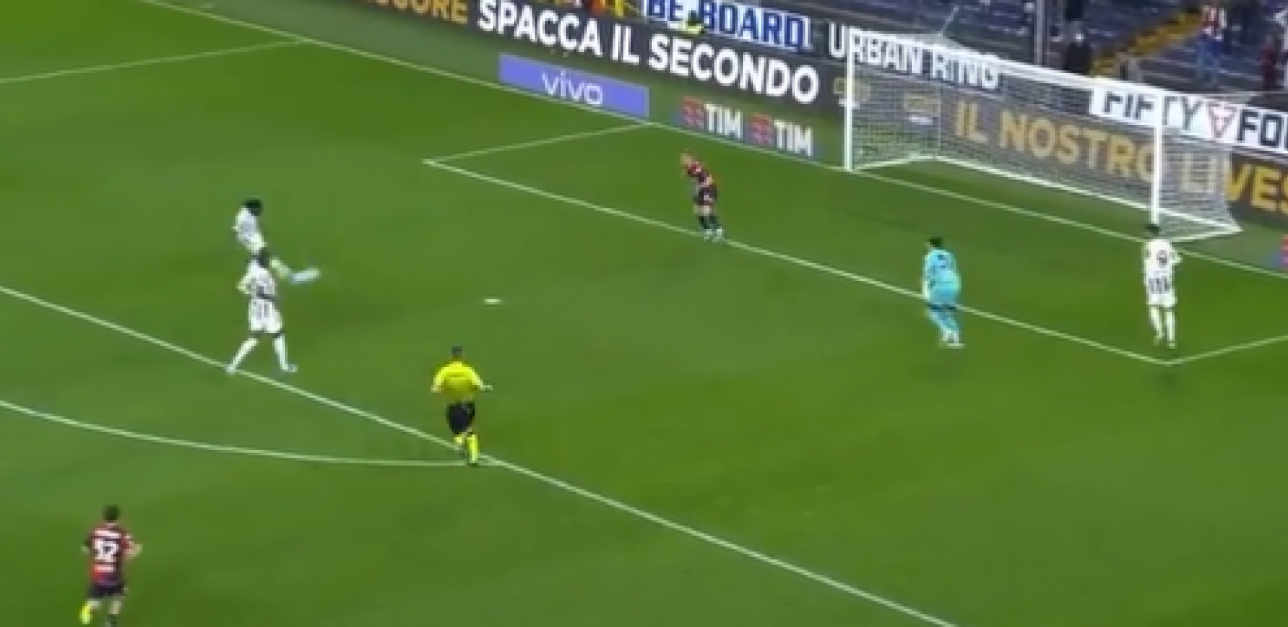 DA LI JE MOGUĆE DA JE OVO PROMAŠIO? Vlahovićev saigrač se propisno obrukao, mogao je u 94. minutu da postane heroj, a sada mu se svi smeju (VIDEO)