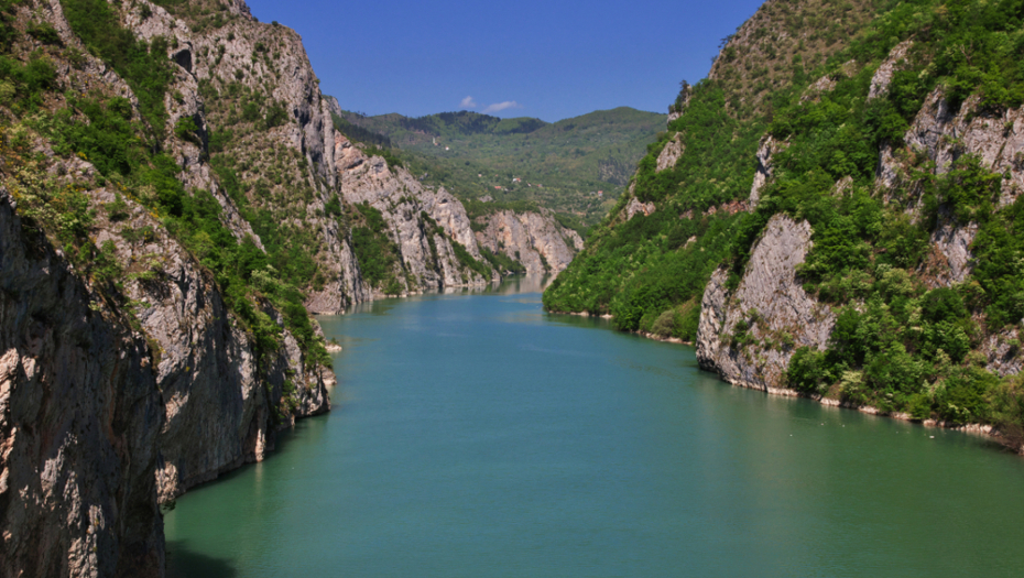 UBILA SE ZBOG LJUBAVI? Policija traga za devojkom koja se bacila u Drinu