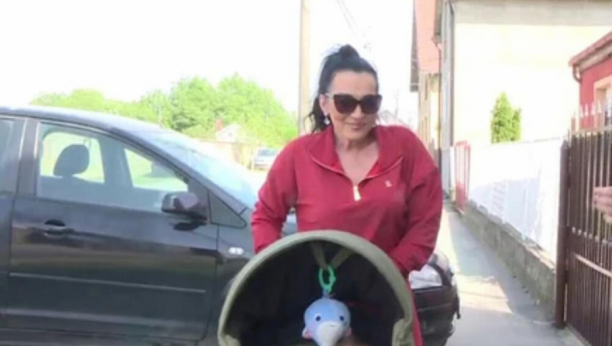 GOCA BOŽINOVKSA PROŠETALA UNUKA Ponosna baka se ne odvaja od unuka, a otkrila i kako joj je bilo na slavi u Titelu (FOTO)