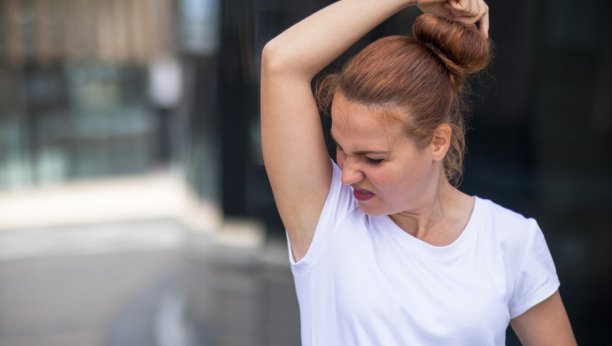 ZBOG OVE GREŠKE DEZEDORANS NEMA EFEKTA Dermatolog otkriva caku za koju malo ko zna!