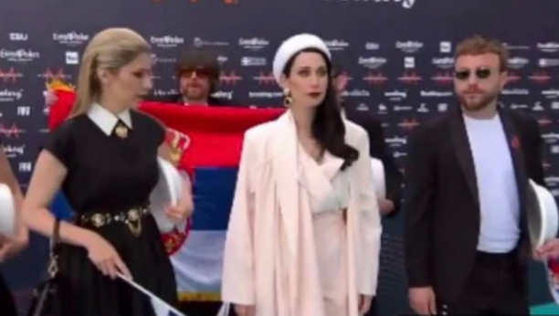 SVI GLEDAJU U NJU Konstrakta prošetala tirkiznim tepihom na otvaranju Evrovizije, ovakvu je nikada nismo videli (FOTO/VIDEO)