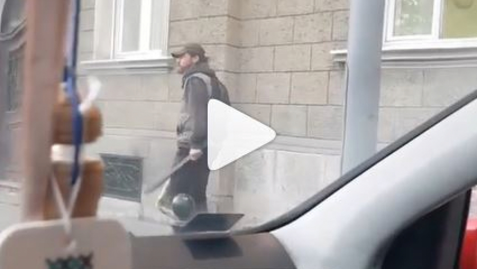 DRAMA KOD SABORNE CRKVE Mlađi muškarac metalnom šipkom sumanuto nasrće na vozače