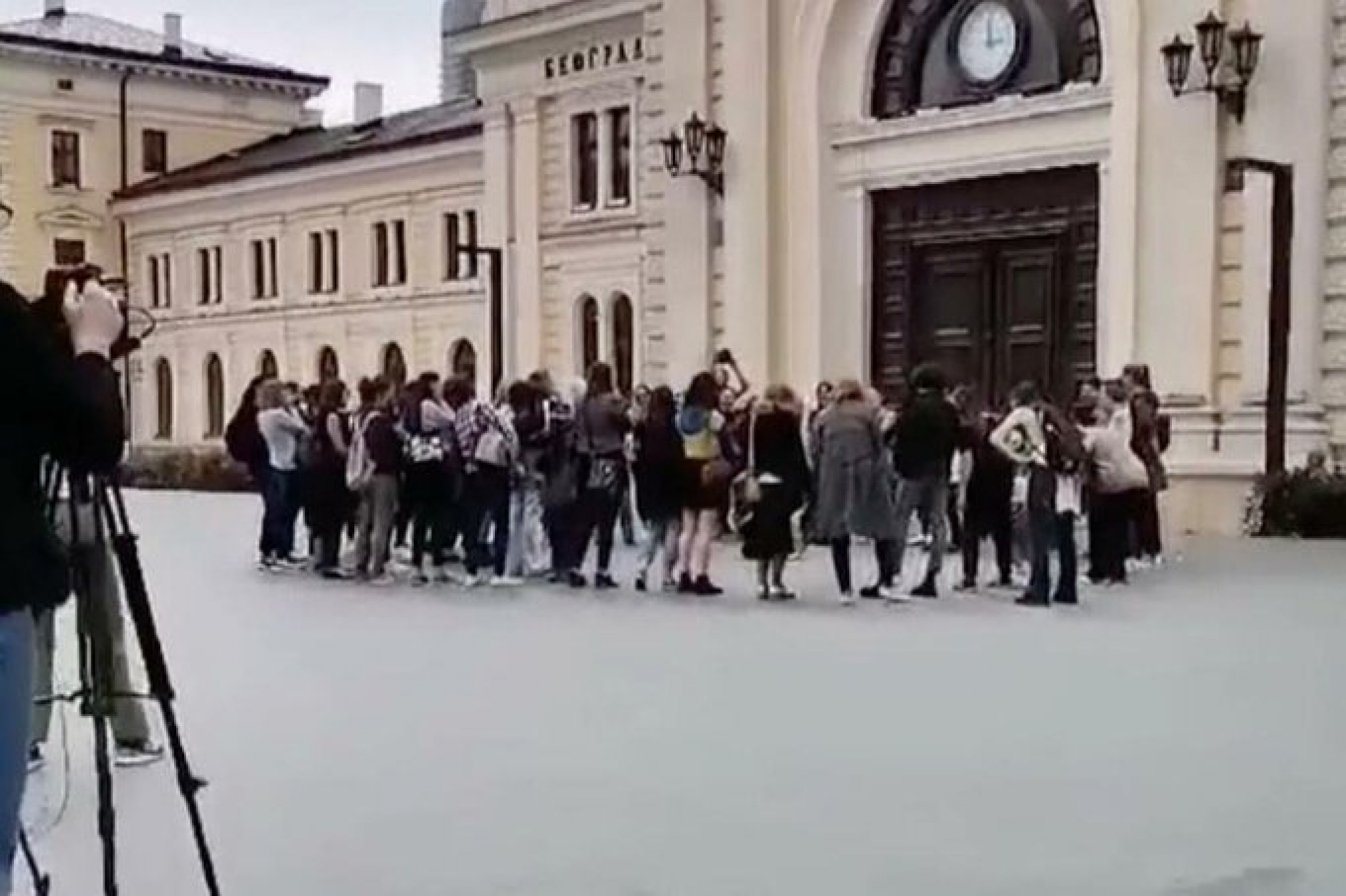 URLAJ, SKIČI, VRIŠTI, CVILI... Žene okupljene ispred spomenika Stefana Nemanji brutalno napadnute - 