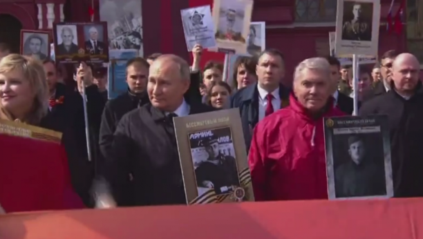 PUTIN NOSI FOTOGRAFIJU POKOJNOG OCA Ruski predsednik predvodi Besmrtni puk (VIDEO)