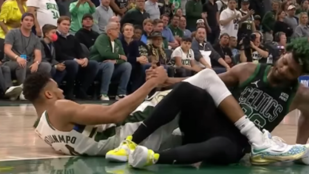 NIKAD SMEŠNIJA SCENA Hteli da pomognu jedan drugom, a onda je nastao haos (VIDEO)