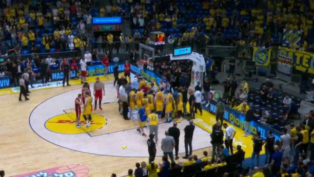 POJAVIO SE I SNIMAK Strašna povreda Hrvata, udario glavom o parket, pa uspavan (UZNEMIRUJUĆI VIDEO)