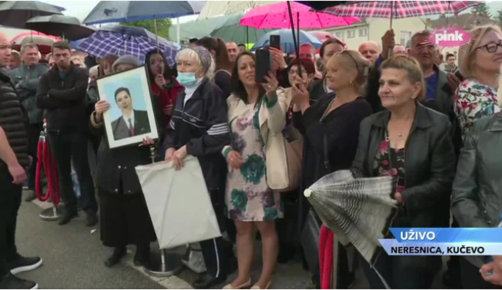 NESVAKIDAŠNJI POKLON ZA PREDSEDNIKA Dve gospođe donele naslikanog Vučića, svi su gledali samo u njih (FOTO)