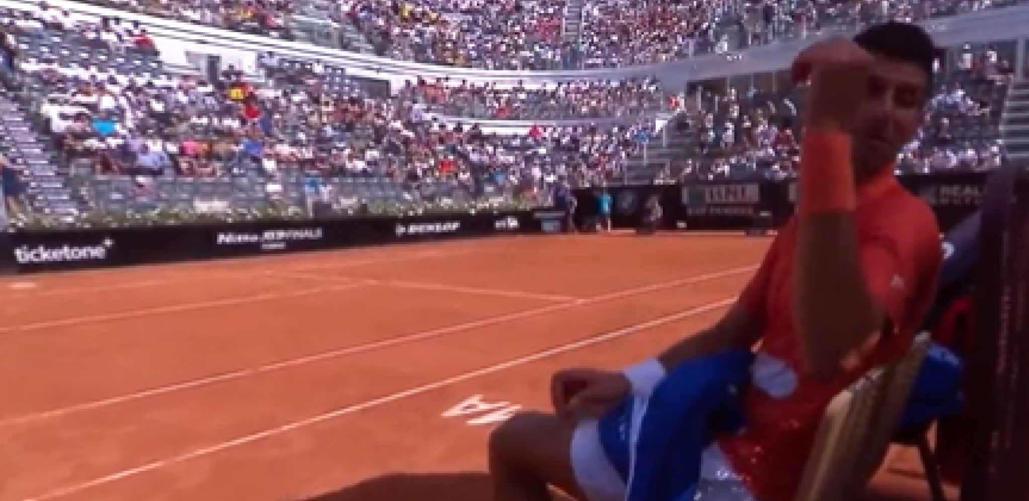 PROVOKACIJE NA NOVAKOVOM MEČU Navijač pokazao nešto što je izazvalo zvižduke publike u Rimu (FOTO)