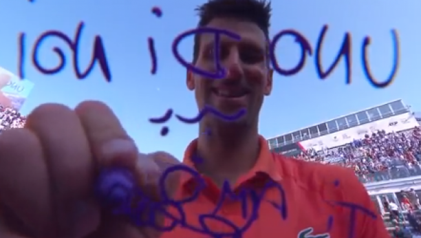 PORUKA NA ĆIRILICI KOJA JE ODUŠEVILA SRBIJU Pogledajte šta je Đoković napisao na kameri nakon meča, navijači su oduševljeni (FOTO)