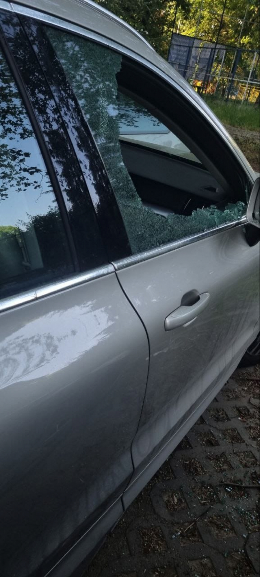 FUNKCIONER SNS OBJASNIO ŠTA SE TAČNO DESILO NA BANJICI Lopovi obili auto supruge Vladimira Đukanovića (FOTO)