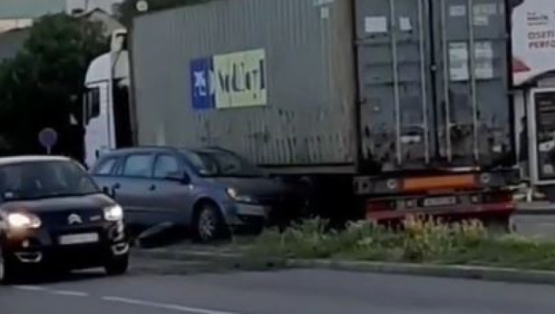 SAOBRAĆAJNA NESREĆA U NOVOM SADU Automobil se zakucao u kamion (VIDEO)