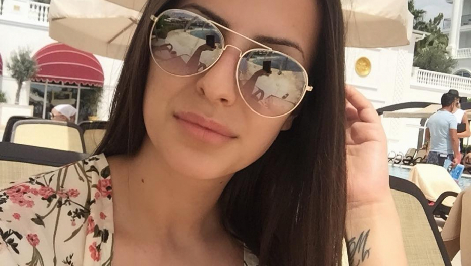 SVAKO BI POŽELEO SAVET OD NJE Pogledajte kako izgleda savetnica za medije Draška Stanivukovića (FOTO)