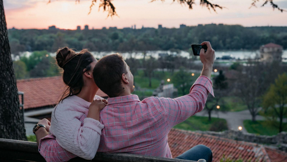 ŠOK! LUKA RACO PREVARIO TRUDNU DEVOJKU? Uhvaćen sa atraktivnom brinetom na Kalemegdanu (FOTO/VIDEO)