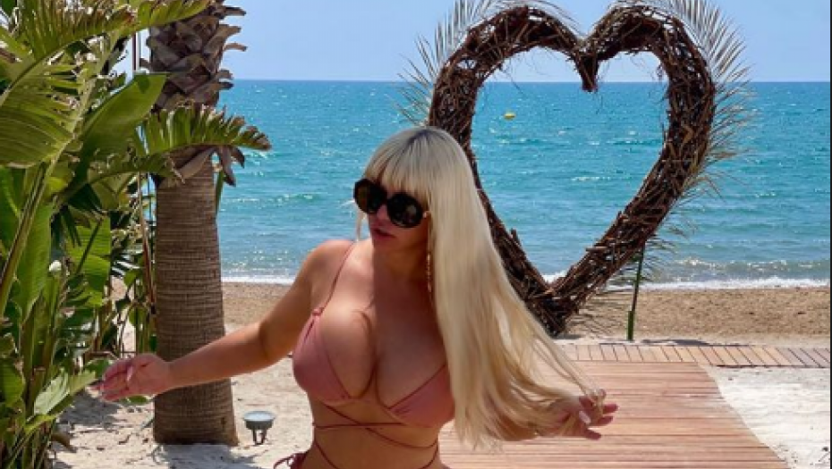 MAMI UZDAHE U BIKINIJU  Dara Bubamara uživa u luksuznom odmaralištu, zapalila društvene mreže (FOTO)