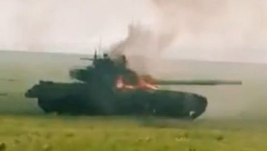 BRITANSKI NLAW PROTIV RUSKOG T-72 Ukrajinci su pogodili tenk koji je nastavio da se kreće (VIDEO)
