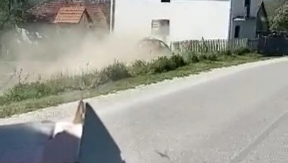 KAMERA SVE SNIMILA Prešao preko kolovoza, polomio čitav voćnjak i zalepio se uz zid kuće - neverovatna saobraćajka kod Guče (VIDEO)