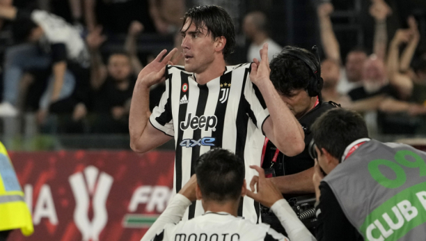 VLAHOVIĆ MENJA BROJ Juventus daje legendarni dres našem napadaču