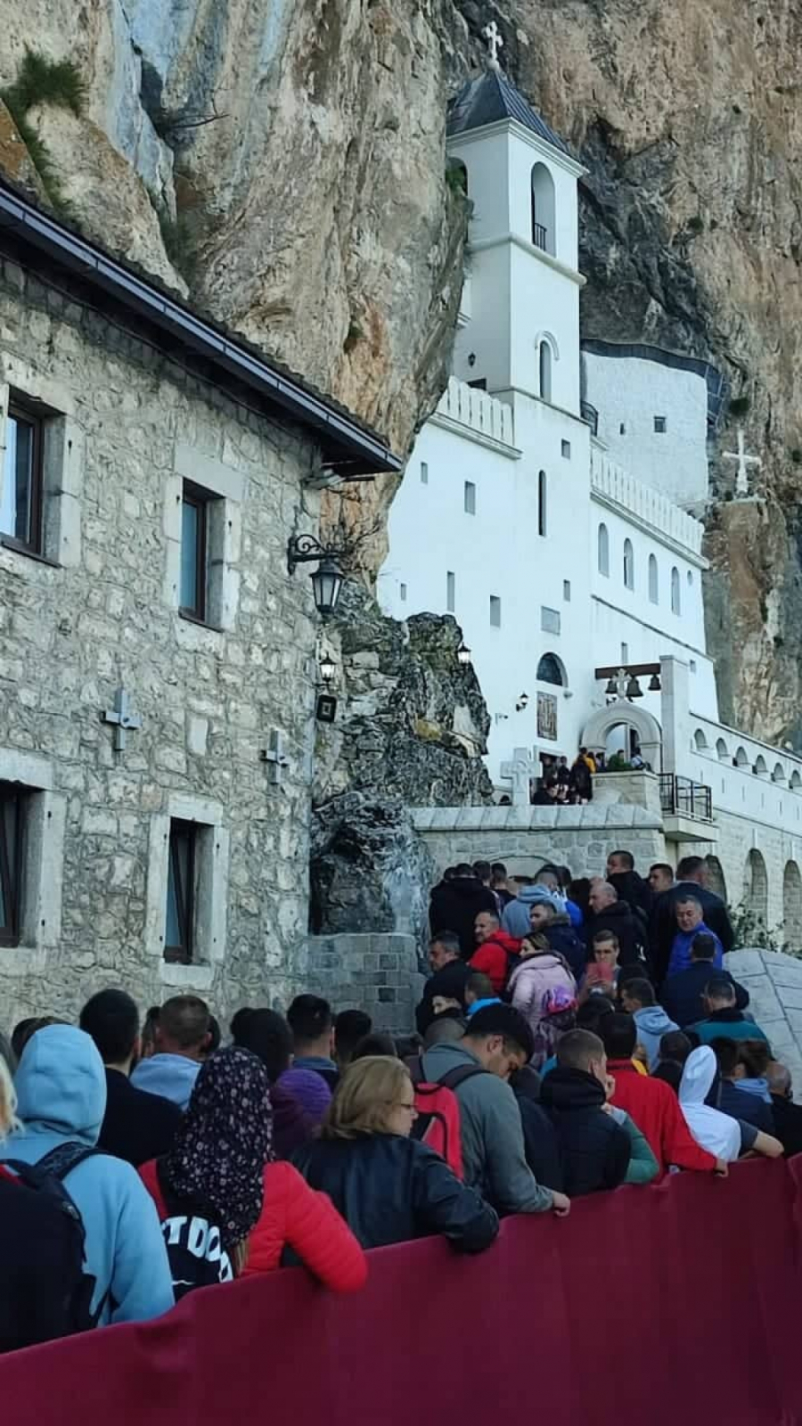 ALO! NA LICU MESTA U Ostrogu se obeležava praznik Svetog Vasilija Čudotvorca, patrijarh Porfirije drži liturgiju (FOTO/VIDEO)