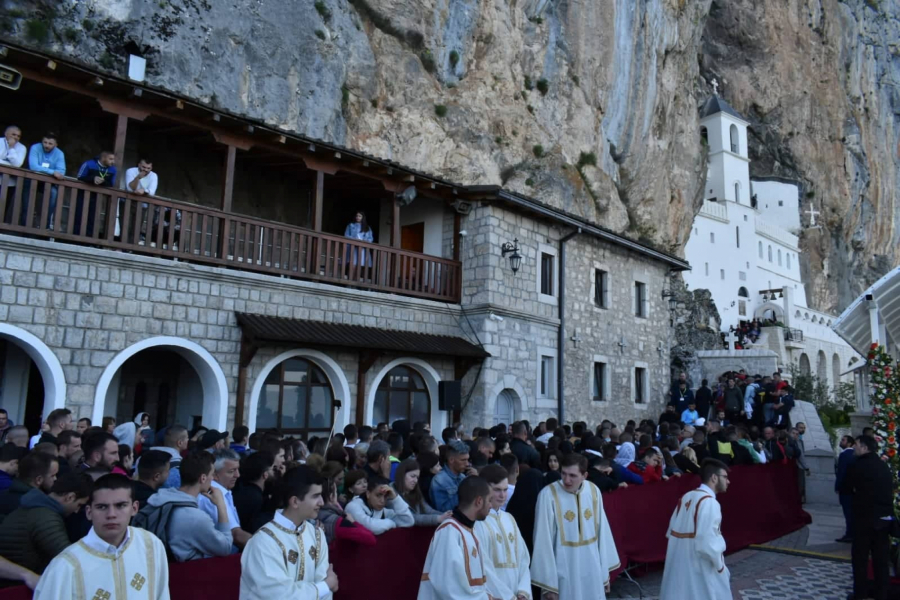 PORFIRIJE NA LITURGIJI U MANASTIRU OSTROG: Sabrali smo se oko Svetog Vasilija kako bi se vratili sebi