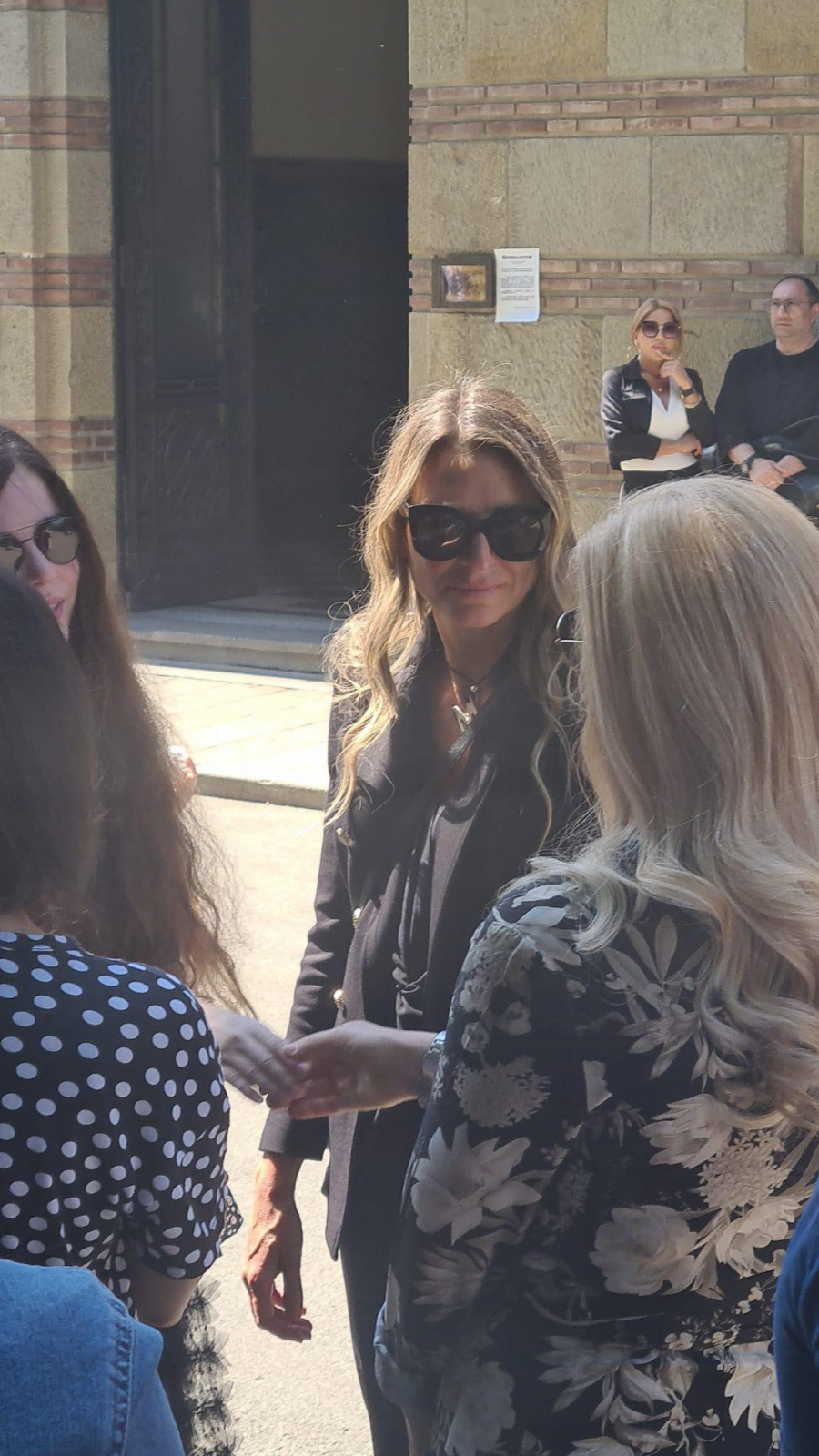 BIVŠA ŽENA NAPUSTILA SAHRANU Lana sa decom morala da ode sa groblja (FOTO)