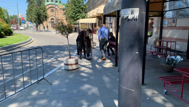 BIVŠA ŽENA NAPUSTILA SAHRANU Lana sa decom morala da ode sa groblja (FOTO)