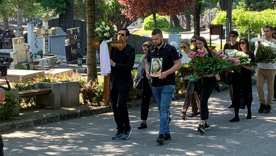 TUŽNA POVORKA I PESMA "JA BEZ TEBE NE MOGU DA ŽIVIM" Evo na kojem mestu će biti sahranjen Vidoje Ristović, otac i majka skrhani od bola