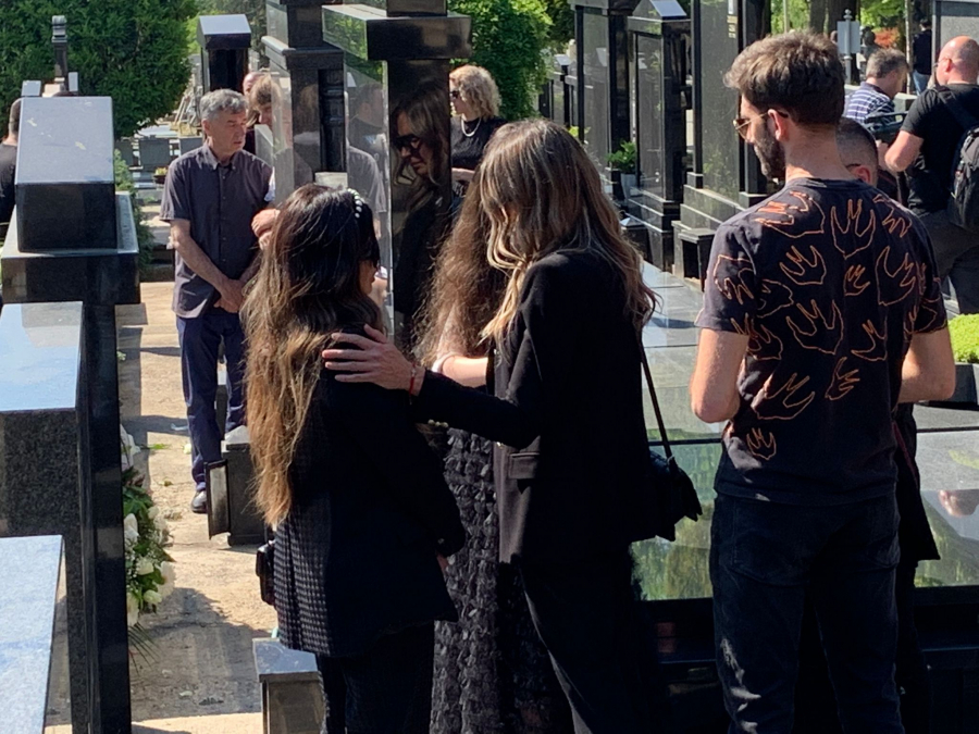 SLOMLJENE OD BOLA Nikolina i Ristovićeva bivša supruga uplakane teše jedna drugu nakon sahrane (FOTO)