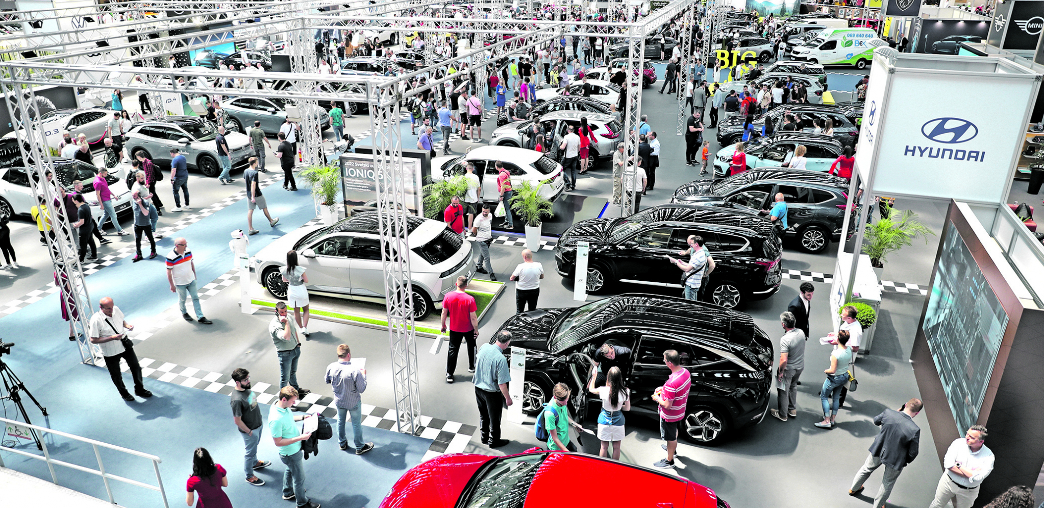 ALO! NA SAJMU AUTOMOBILA Posetioci gledaju nove modele, a još više lepe promoterke: Najskuplji auto od 183.000 evra još čeka kupca (VIDEO)