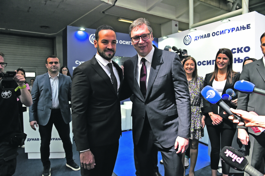 ALO! NA SAJMU AUTOMOBILA Posetioci gledaju nove modele, a još više lepe promoterke: Najskuplji auto od 183.000 evra još čeka kupca (VIDEO)