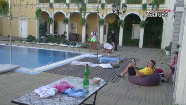 NEVIĐENI HAOS KOD BAZENA Matora unela sumnju u vezu Miljane i Zole, napala Čolića, a onda se umešala ova zadrugarka