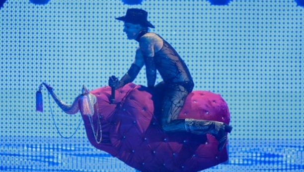 MUŠKARCI U ROZE HALJINAMA, ŽENE U DONJEM VEŠU: Evo kako izgledaju učesnici Evrovizije, a njegovu suknju svi komentarišu