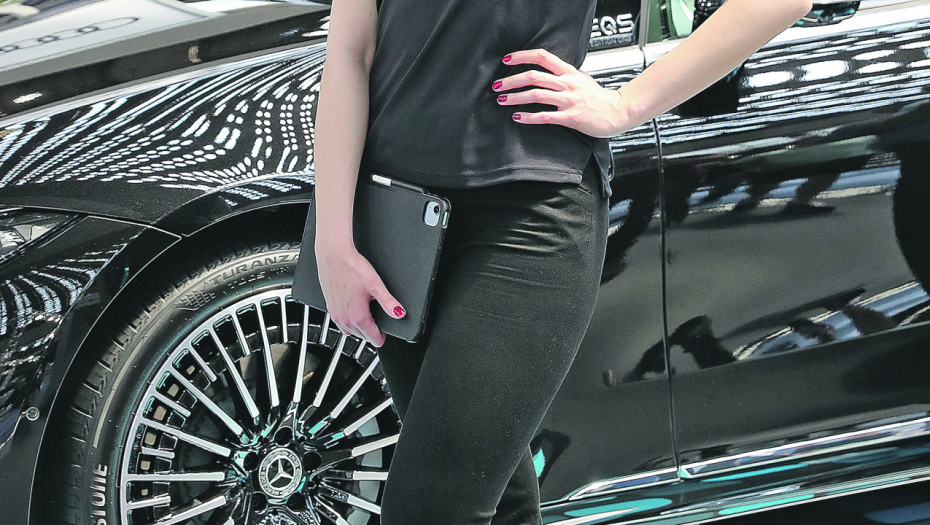 Anđela će lako prodati i najskuplji auto na Mercedesovom štandu