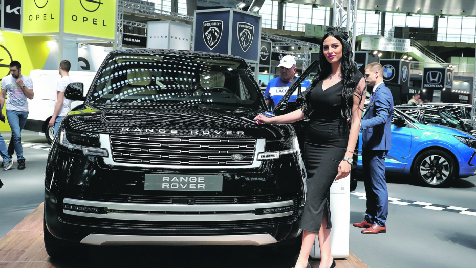 Jovana ispred najskupljeg automobila na sajmu