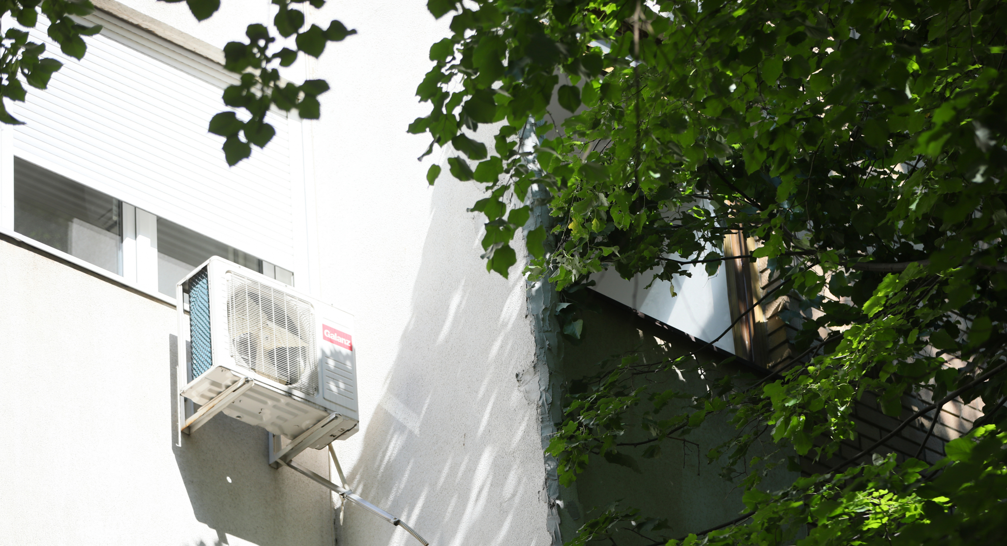 UŽAS U MIRIJEVU - SKOČILA SA TREĆEG SPRATA Maja K. Ć. (40) pokušala da se ubije i odvede petogodišnjeg sina sa sobom u smrt