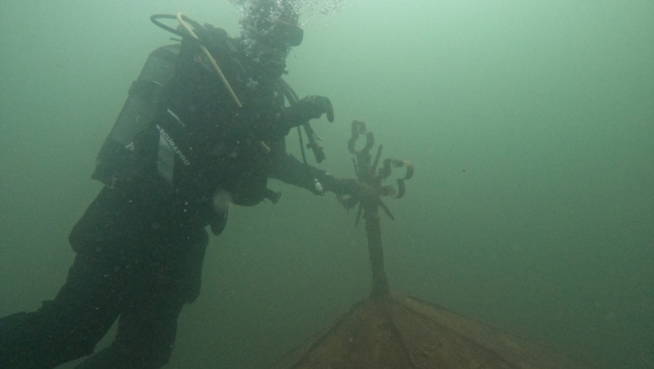 ČUDO U POTOPLJENOJ CRKVI Ronioci tvrde da sveća stoji uspravno pod vodom, a ikone netaknute