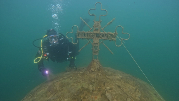 OVAKO IZGLEDA POTOPLJENA GRAČANICA Hrabri sportisti odlučili se na nesvakidašnji zaron, ostali zatečeni prizorima srpske svetinje pod vodom (FOTO)(VIDEO)